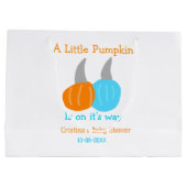 A little pumpkin is on it's way baby shower orange ラージペーパーバッグ (裏面)