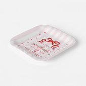 A Little Sweetheart Pink and Red Bow Baby Shower ペーパープレート (傾斜あり)