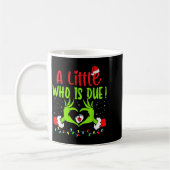 A Little Who Is Due Funny Christmas Pregnancy Anno コーヒーマグカップ (左)