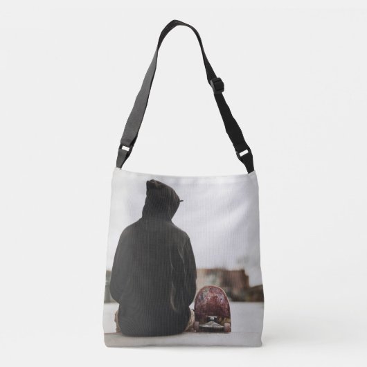 a man with it.  ONEIGHTH Tokyo オリジナル クロスボディバッグ (裏面)