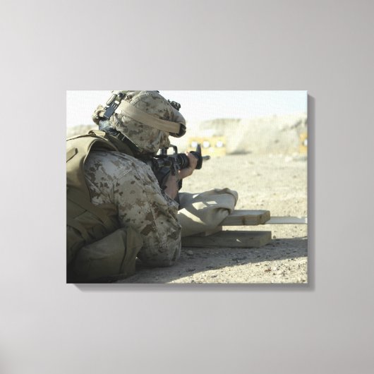 A MarineがM16A2サービスライフルを発射 キャンバスプリント (正面)