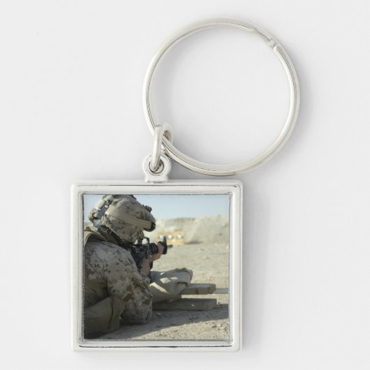 A MarineがM16A2サービスライフルを発射 キーホルダー (正面)