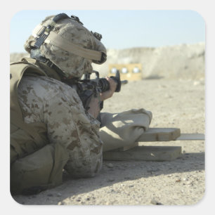 A MarineがM16A2サービスライフルを発射 スクエアシール