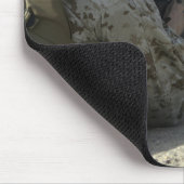 A MarineがM16A2サービスライフルを発射 マウスパッド (コーナー)