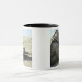 A MarineがM16A2サービスライフルを発射 マグカップ (中央)