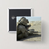 A MarineがM16A2サービスライフルを発射 缶バッジ (正面&裏面)