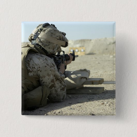 A MarineがM16A2サービスライフルを発射 缶バッジ (正面)