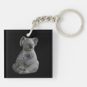 A Mother’s Embrace キーホルダー (裏面)