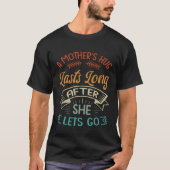 A Mother s Hug Lasts Long After She Lets Go  Mothe Tシャツ (正面)