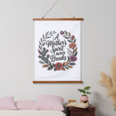 A Mother's Spirit Never Breaks 吊り下げ型タペストリー (寝室)