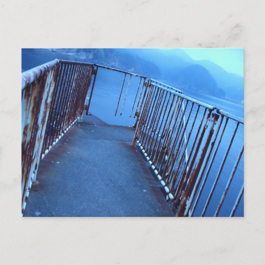 A mysterious and blue-gray and desolate seaside ポストカード (正面)
