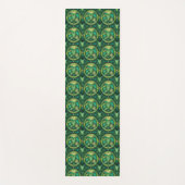 A pattern of intricate, green and gold circular  ヨガマット (正面)