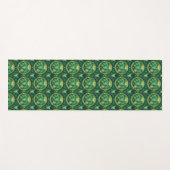 A pattern of intricate, green and gold circular  ヨガマット (正面(横))