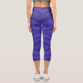 A person wearing purple leggings with a geometric カプリレギンス (裏面)