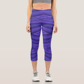 A person wearing purple leggings with a geometric カプリレギンス (正面)