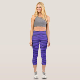 A person wearing purple leggings with a geometric カプリレギンス
