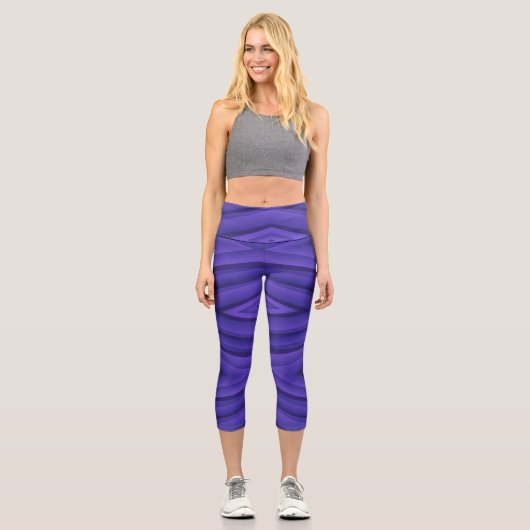 A person wearing purple leggings with a geometric カプリレギンス (正面)