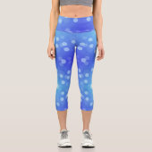 A person wearing vibrant blue leggings adorned  カプリレギンス (正面)