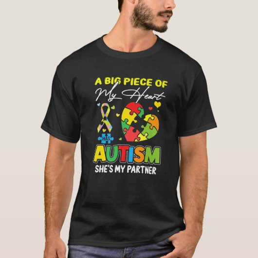 A Piece Of My Heart Has Autism My Partner Tシャツ (正面)