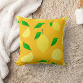 A pillow with a lemon pattern クッション (ブランケット)