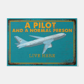 A Pilot And A Normal Person Live Here ドアマット (正面)