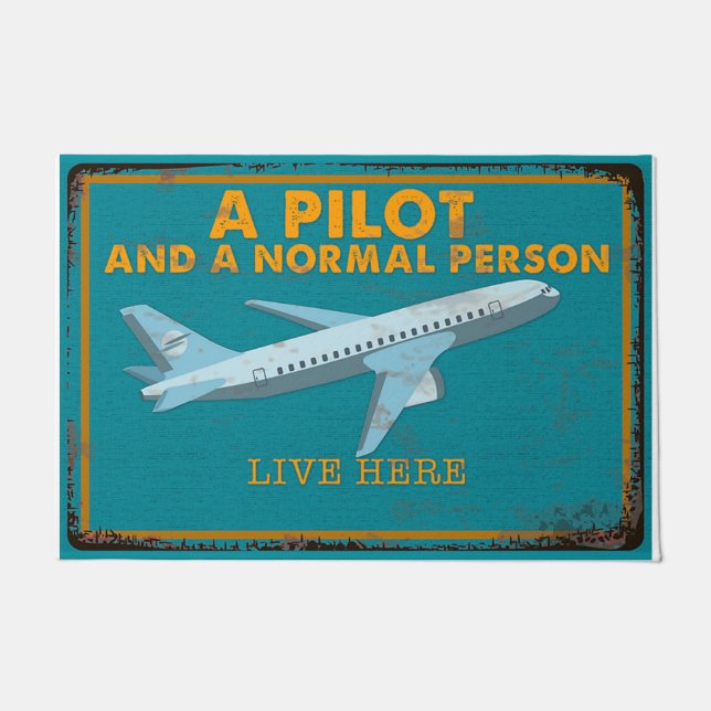 A Pilot And A Normal Person Live Here ドアマット (正面)