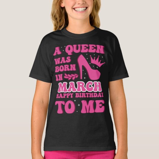 A Queen Was Born in March – Stylish Birthday Gift Tシャツ (正面)