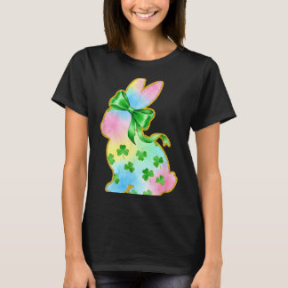 A Rainbow Rabbit With Green Bow And Shamrock St Pa Tシャツ