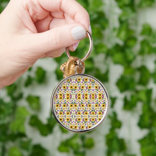A round keychain with a floral pattern キーホルダー (手)