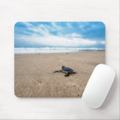 A sea turtle baby aiming at the sea マウスパッド (マウス)