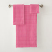 A set of pink gingham-patterned bath linens hangs  バスタオルセット (インサイチュ)