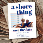 A Shore Thing Photoビーチ結婚式日付を保存 案内ポストカード<br><div class="desc">「ショアよくはしゃぐモノ」という言葉を使い救て、このカードは愛の確実性と興奮を体現し、ビーチ結婚式が年間のイベントであることを示す澄ん。愛する人々に、彼らが他の誰にも負けないお祝いのために入っていることを知らせなさい – ロマンス、喜びと大切な思い出でいっぱいだ。</div>