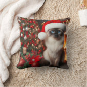 A Siamese cat with Santa hat  クッション (ブランケット)