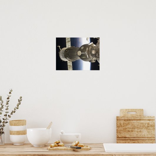 A Soyuz spacecraft backdropped by Earth ポスター (キッチン)