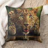 A Surprised Look on Leopard Caught Drinking クッション (ブランケット)