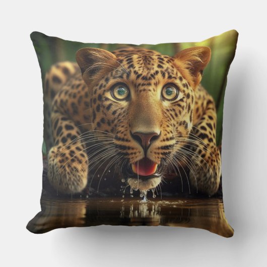 A Surprised Look on Leopard Caught Drinking クッション (正面)