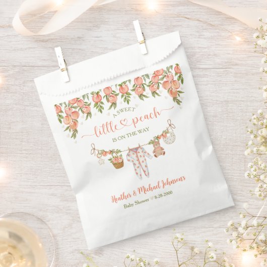 A Sweet Little Peach Clothesline Baby Shower フェイバーバッグ (クリップ留めされた状態)