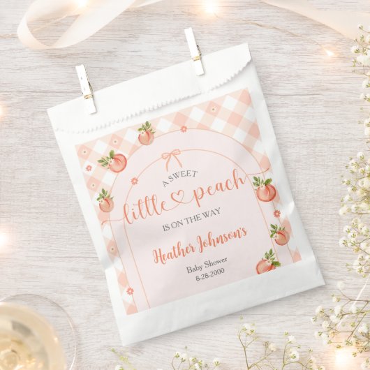 A Sweet Little Peach Gingham Baby Shower フェイバーバッグ (クリップ留めされた状態)