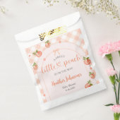 A Sweet Little Peach Gingham Baby Shower フェイバーバッグ (封をした状態)