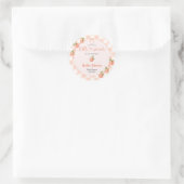 A Sweet Little Peach Gingham Baby Shower ラウンドシール (バッグ)