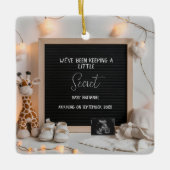 A sweetly sitting giraffe pregnancy announcement セラミックオーナメント (正面)