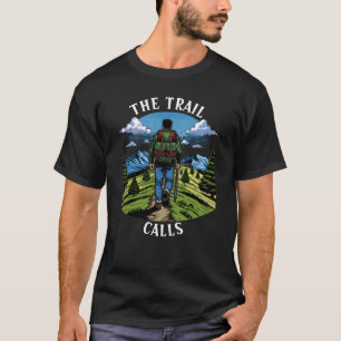 A.T.のようなトレイルをハイキングする男性 Tシャツ