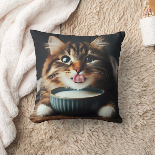 A tabby cat with sparkling eyes drinks delightfull クッション (ブランケット)