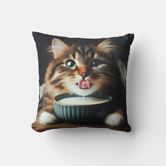 A tabby cat with sparkling eyes drinks delightfull クッション (正面)