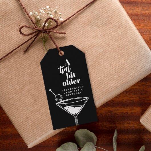 A Tiniビット年上のMartini誕生日パーティブラック ギフトタグ