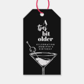 A Tiniビット年上のMartini誕生日パーティブラック ギフトタグ (正面)