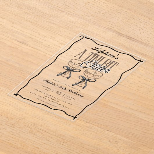 A Tini予測できなは少し年上のエスプレッソマルティーニ誕生日 アクリル招待状 (レイダウン)