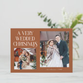 A Very Wedded Christmas Newlywed Photo Terracotta シーズンカード (スタンド正面)