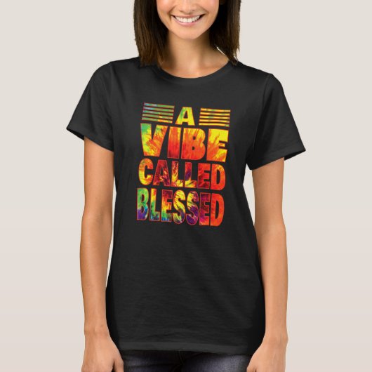 A Vibe Called Blessed Tie Dye Text Tシャツ (正面)