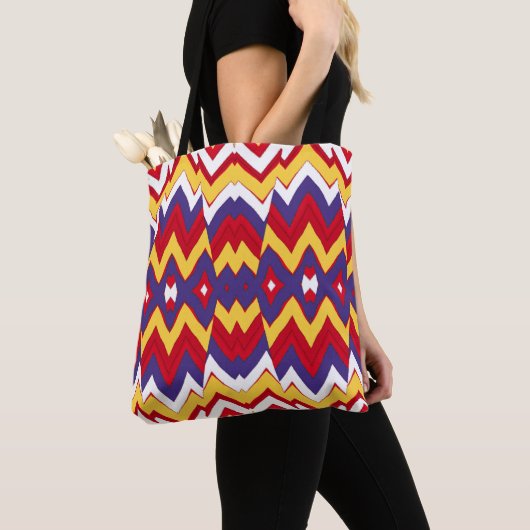 A vibrant trendy colorful zigzag pattern  トートバッグ (クローズアップ)